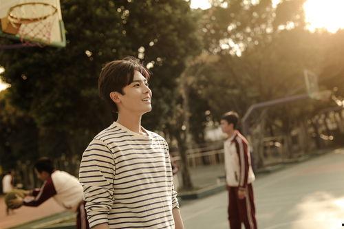 知情人爆料侯明昊恋情视频,甜蜜视频引发网友热议