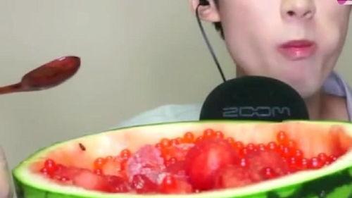 网红小王吃瓜,网红小王深度揭秘娱乐圈吃瓜大事件